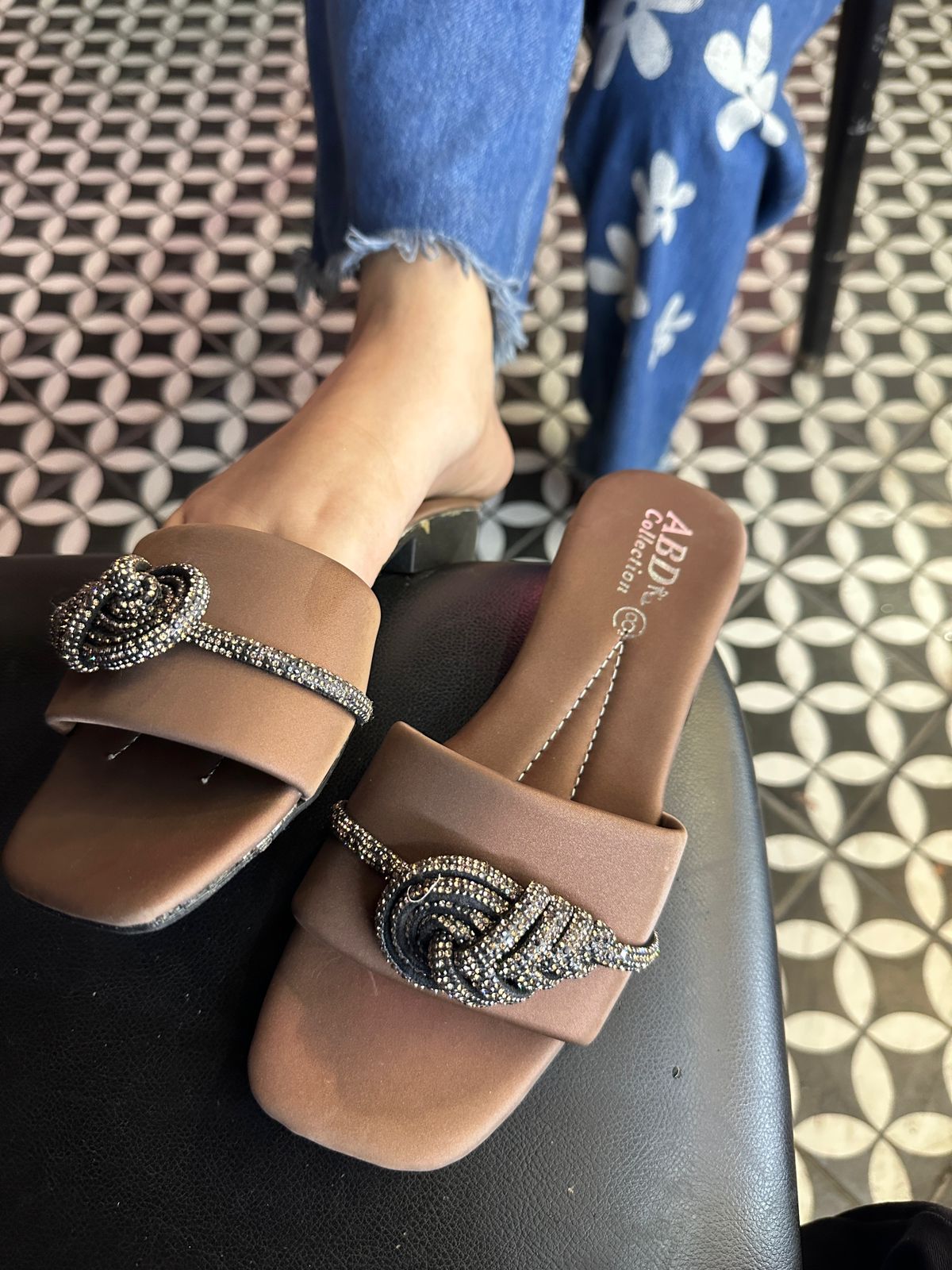 The Red Snail Buckle Flat Sandle