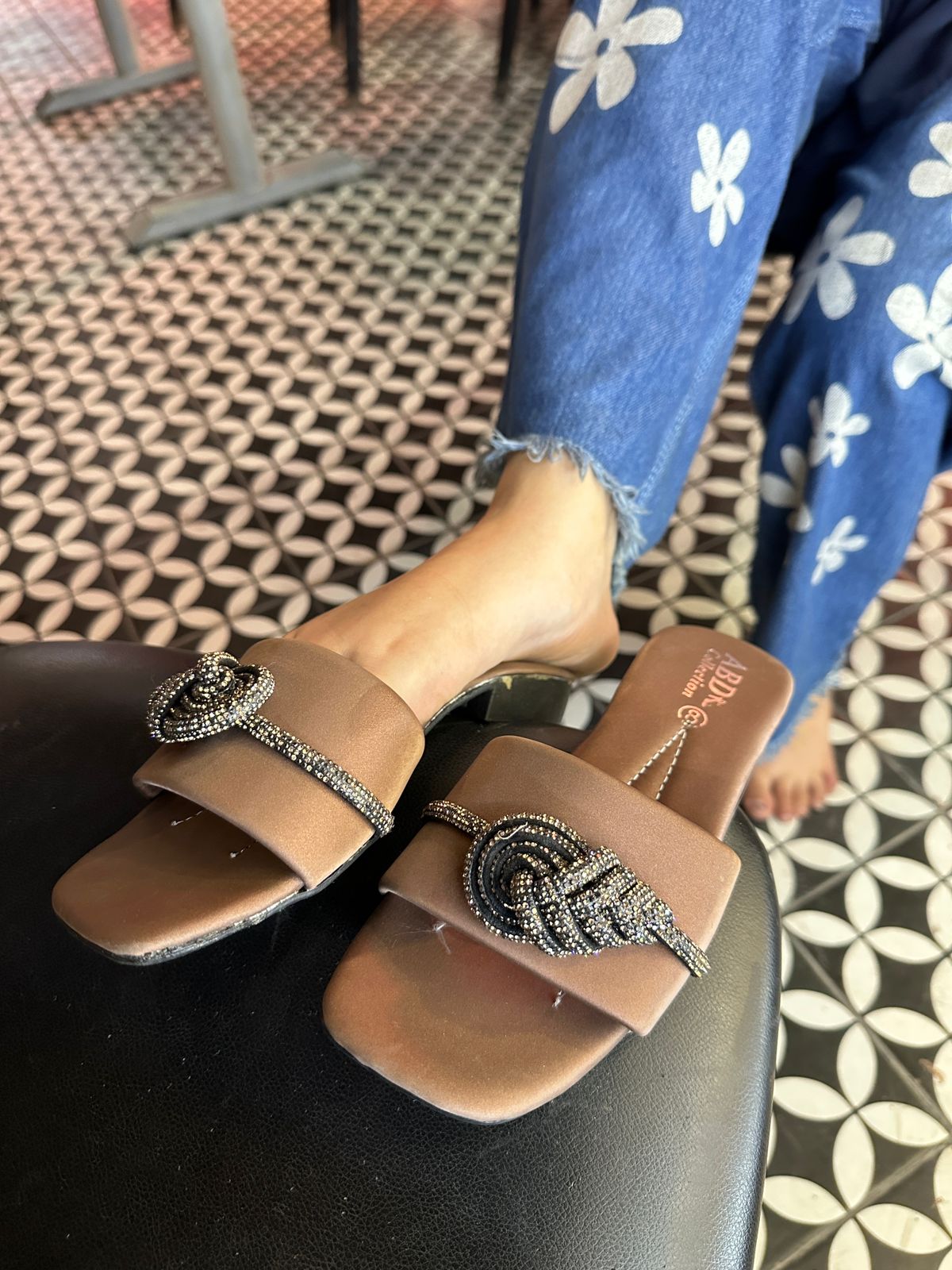 The Red Snail Buckle Flat Sandle