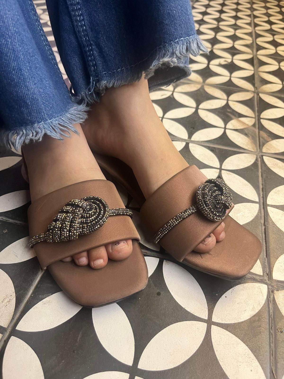 The Red Snail Buckle Flat Sandle